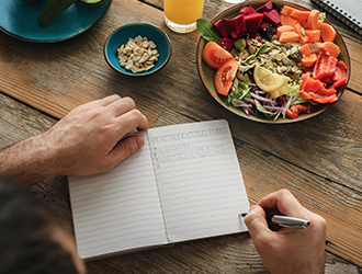 Tomar notas durante un desayuno saludable